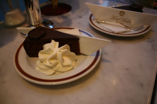 Hotel SacherのCafe Sacher。そしてSacher Torteに発対面。夢が叶いました。
