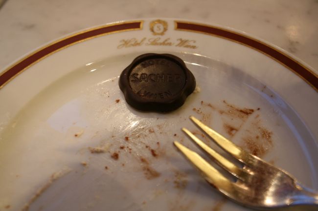 アプリコットジャムのほのかな酸味が利いた、甘い（本当に甘い）贅沢なお味でした。最後はケーキのトップに置かれたチョコで締めくくり。これまた甘い。