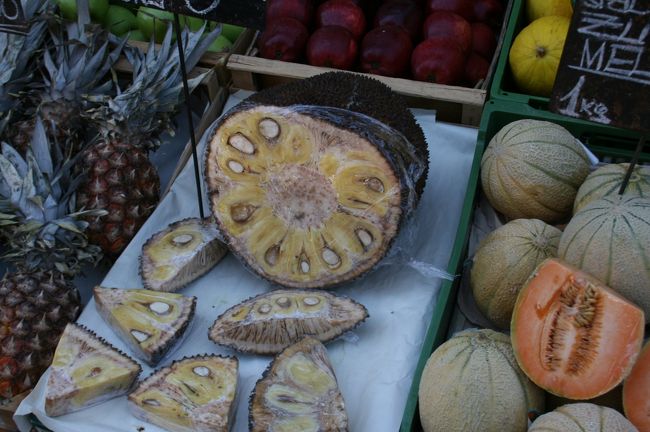 ナッシュマルクトへ。ハロー、ニーハオ、アリガトウという言葉で呼び込むトルコ人がいました。どこで、誰に教わった知りませんが、何か間違ってます。