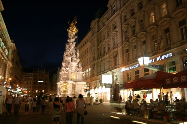 夜のシュテファンプラッツ周辺。とても賑やかです。この日は祭日ということでしたが、普段もそんな感じなのかな？