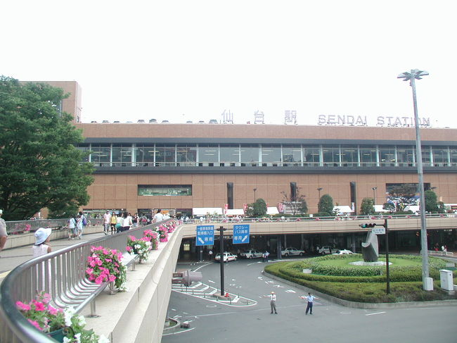 花で飾られた仙台駅。