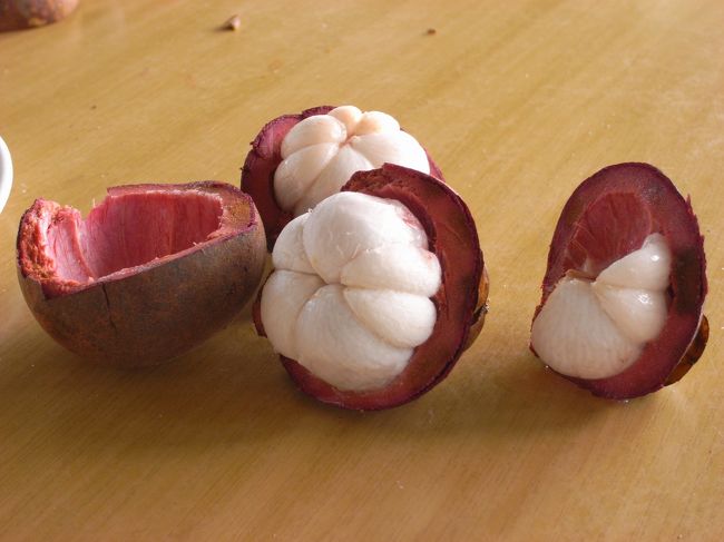 果物の女王マンゴスチンを切ってもらいました。<br />とても美味しかったぁ<br />