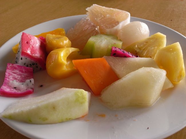 その他いろいろなカットフルーツが食べ放題。<br />フレッシュジュースも希望の物をその場で作ってくれます。