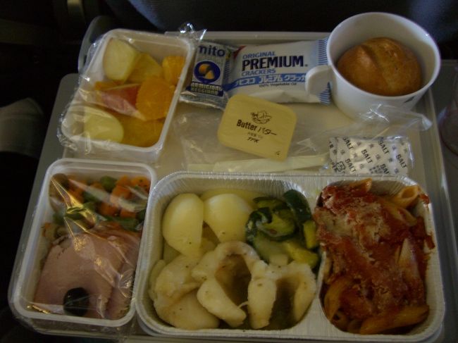 3月10日成田〜ミラノのアリタリア航空の機内食です。<br />和食とイタリアンどちらか選べます。<br />ちなみに写真はイタリアンです。<br /><br />初海外、初機内食でしたが美味しかったです。
