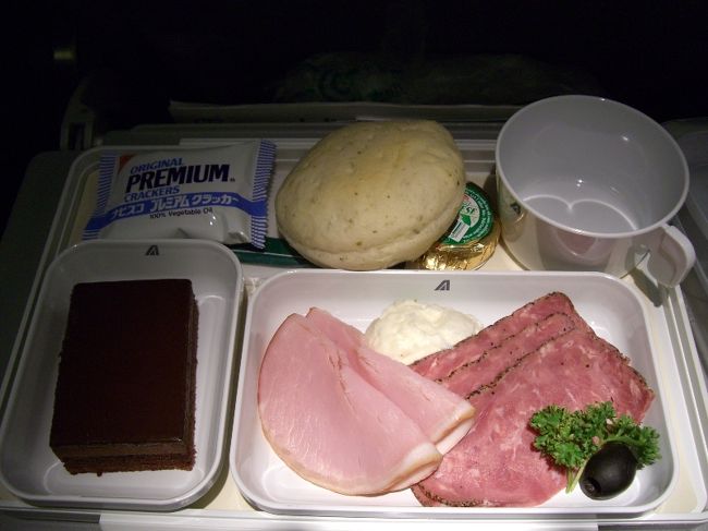 ミラノ到着前にもう一食出ます。<br /><br />軽食ですが、これも美味しかった。