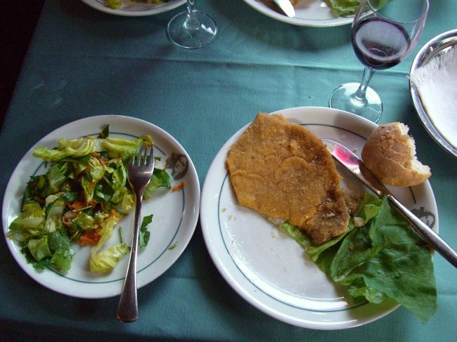 食べかけになっていますが･･･<br />サラダとミラノ風カツレツです。<br /><br />カツレツは意外と美味しかったです。<br />昼からワインいいですねぇ〜