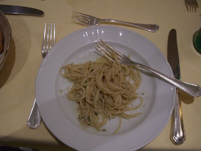 夕食は、ベニスに泊まったホテル内で頂きました。<br /><br />アンチョビのパスタです。<br />アンチョビが苦手な私でも、何とか食べられました。