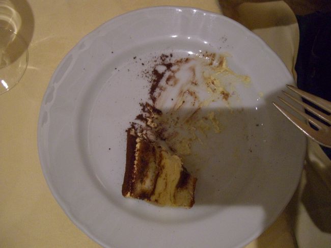 これも食べかけですが･･･ティラミスです。<br />食事よりデザートのほうが美味しい<br />と思うのは私だけ？