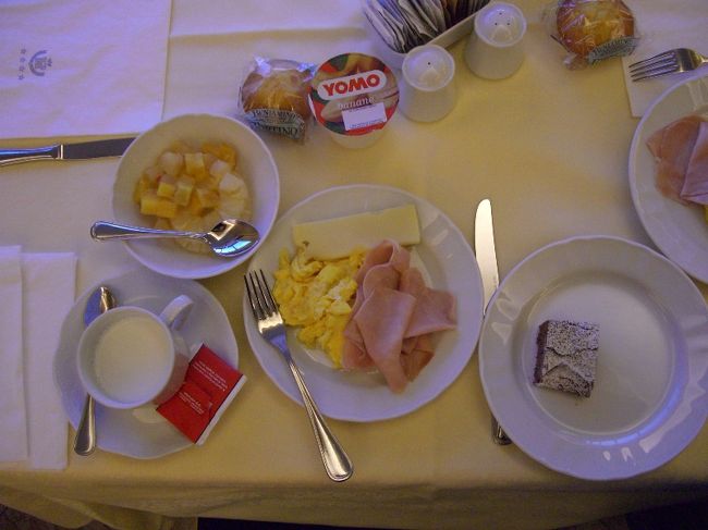 3月12日<br />宿泊したホテルでアメリカンスタイルの朝食<br /><br />イタリアでは朝甘いものを食べるそうです。<br />それと、生ハムが必ずあります。生ハム美味しかったなぁ〜