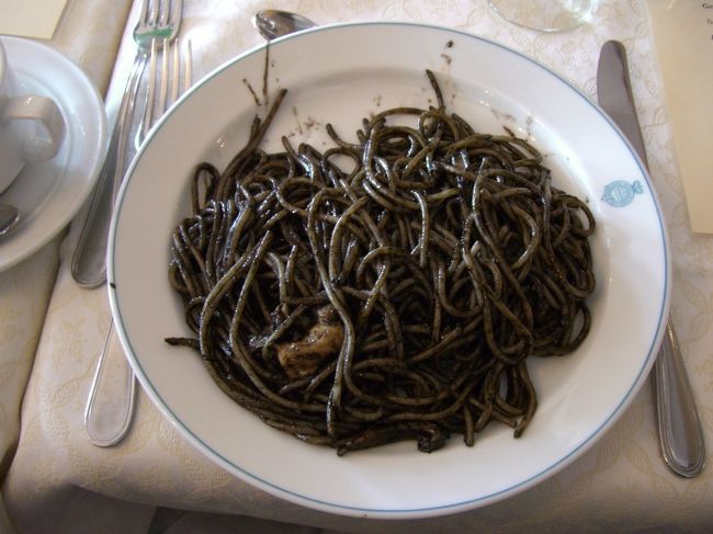 昼食は、ベネチアでイカ墨のスパゲティです。<br />イカ墨のパスタは初めて食べました。<br />思ったより臭みも無く美味しかったです。<br />イカの身が少ない気もしましたが･･･