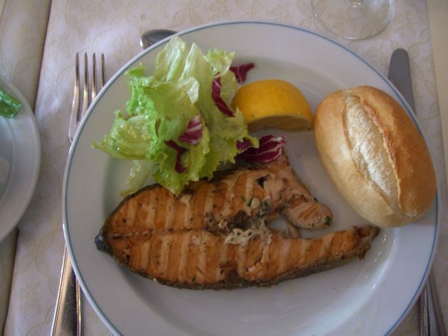 サーモンのソテーです。<br />この頃から気がつきましたが、イタリア料理ってあまり手の込んだ調理ってしないんですね。<br /><br />この後デザートも出たんですが、撮るの忘れてしまいました。