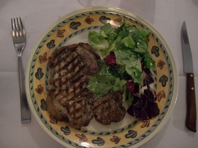 ビスティカ・フィオレンティーナ<br />（フィレンツェ風ステーキ）<br /><br />骨がいっぱいで少し食べにくかったです。<br />焼肉のたれをかけて食べたかった。。。
