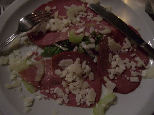 夕食は、高級そうなお店でカンツォーネを聞きながら頂きました。<br /><br />お店はかなり広く、200人程入れそうな大きさ。<br />その8,9割は日本人客でした。<br />カンツォーネや劇？の司会をしてくれる方は日本語も喋っていましたので、日本人観光客を受け入れているお店なのですね。<br /><br />写真は生ハムとチーズのサラダです。