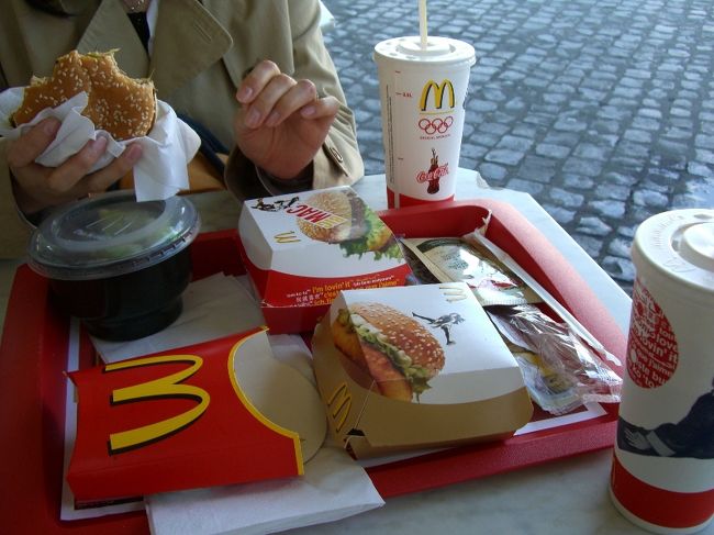 この日はローマ一日フリータイム<br /><br />昼食には困りました。<br />フィレンツェでのフリータイムで食事にはかなり苦戦しましたので、今回はマックにしました。<br />英語でメニューもありますし、指差しでも注文できます。何より味がわかるので安心です。<br /><br />さて、夕食です。<br />夕食も正直迷いました。<br />添乗員さんにホテルの近くにスーパーがあると聞いていたので、そのスーパーに行き、パンとハムと惣菜らしきものを買ってホテルの部屋で済ませました。<br />安く済みましたが、少し味気なかった･･･<br />イタリア語が出来ればなぁ〜とこれほど思ったことはありませんでしたよ。