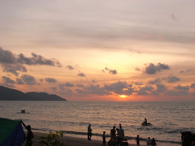 ホテル前のビーチへ戻ってきました。<br />最終日の夜景です。