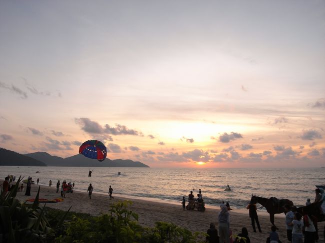 パラセーリングや乗馬、ジェットスキーなど様々なアトラクションがあります。