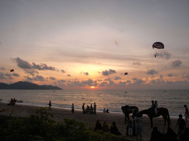 同時に3組のパラセーリング。<br />よく絡まないものです。