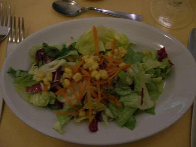 3月14日<br />朝食は、ホテルが用意したクラッカーを食べながらユーロスターでローマに移動。<br />実際クラッカーだけじゃ足りないので、駅でみんなパンなど買っていました。<br /><br />写真は昼食。ローマで頂きました。<br />サラダです。