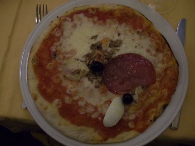 ピザです。<br />イタリアといったら、パスタとピザですよね。<br />シンプルなピザでした。