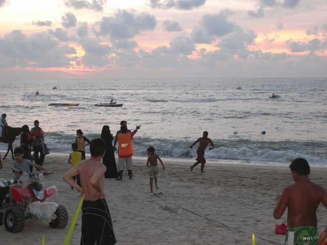 真っ暗になる前に、書き入れ時のようです。<br />アラビアの女性もアバーヤを着たままパラセーリングやジェットスキーを楽しんでいます。