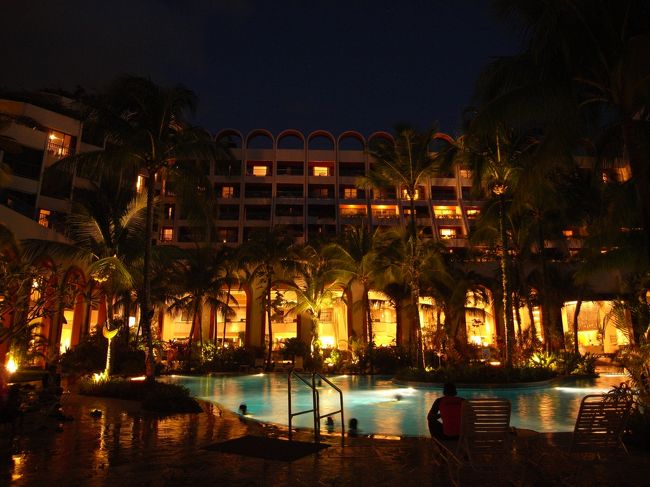 夜8時まで外のプールが使えます。<br />ホテルをバックに撮影。<br />パークロイヤルというホテルでしたが、モーニングビュッフェもおいしかったし満足でした。