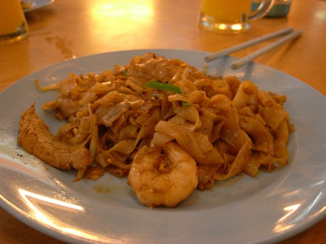 まずはペナンの料理でしょうか。<br />FRIED NOODLEと書いてあります。