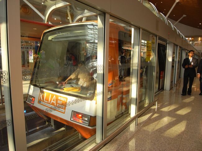 クアラルンプール空港。<br />飛行機を降りてから乗物にのって成田行きの便へ乗り継ぎです。<br />