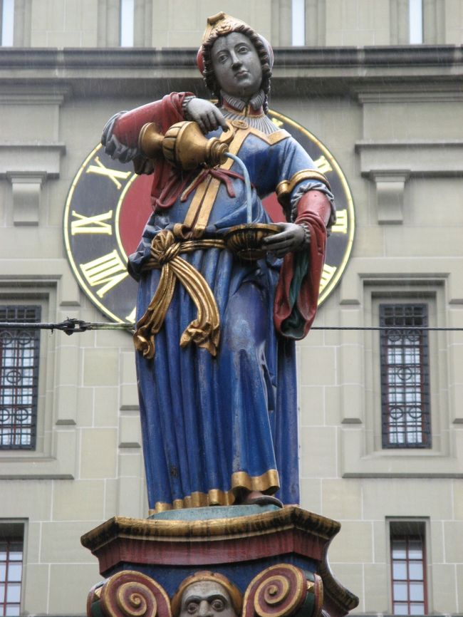 ベルンの噴水<br /><br />サースフェーからVisp経由Brigまでポストバス。<br />そこから電車でベルンへ来ました！<br />ちなみに、サースフェーを出るポストバスは要予約。<br />早朝の判断で予定を変更したけど、空席があったので違うバスに乗せてもらえました。<br />あ〜よかった。<br /><br />ベルンの中心街には写真のようなのがてっぺんについた噴水が並んでいる。<br />どれもユニークで目を引きます。<br /><br />