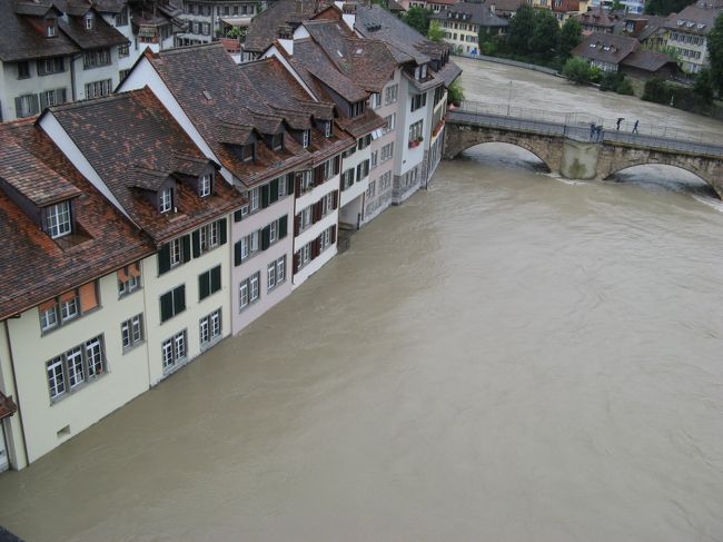川沿いの家<br /><br />この日は雨で、川沿いの家が川の水に浸かってるんじゃないか<br />というほどの光景でした。<br />でも、日本で言えばそんなに雨量があるわけではないのに・・・なんでかなぁ？？？<br />普段から氷河の溶け水などで水量が多いのかも？<br /><br />この翌日は、ベルン・ジュネーブ間の電車が止まっていたらしい。<br />実際、私達の帰国日も、ベルン駅で乗るはずの電車に乗り込むと<br />「この電車は運行しない。遠回りでジュネーブへ行ってくれ」<br />と言われました。<br />雨の日の電車移動は、要注意。