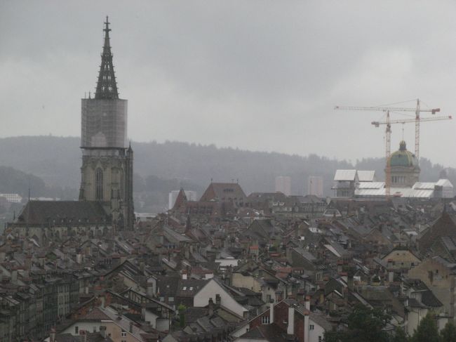 バラ公園から見る　ベルン<br /><br />市街地からほんのちょっと歩くと、小高い丘の上はバラ公園。<br />ここからベルンを一望できます。<br /><br />ちょっと霧にけむった様子が、<br />ヨーロッパっぽい。