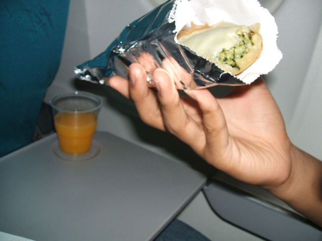 最初の写真は機内で出た軽食(^_^;)　行きのシンガポール乗り継ぎでランカウイ入りに利用したシルク・エアーのフライト時間は約１時間半。このほうれん草入りチキンロールと飲み物が付きました。見かけによらず美味。