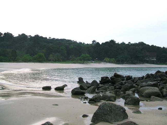 到着は夜８時を回っていたので翌朝の朝食前にホテルのビーチを散歩してみました。宿泊はタンジュン・サンクチュアリ・ホテルです。ここのクチコミとネットの予約サイトの金額を参考にチョイス。コテージタイプの部屋でビーチが目の前、だけど静かで安いという条件にピッタリのホテルでした。このビーチは遠浅ではないので小さい子供連れの人はやめておいた方がいいと思います。