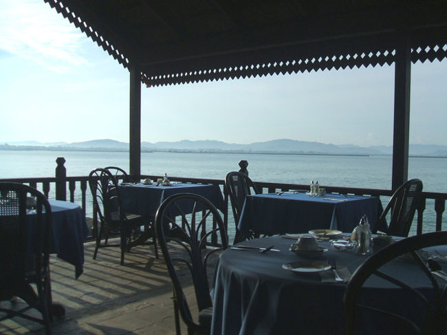 腹ペコになったところで朝食です。ホテル内のレストランは１つだけ、でも海に突き出た岬の先端にあるのでとても気持ちのいい場所です。オープンエアのここは朝は写真のように朝日が当たり、夕暮れ時もきれいだそうです。朝食が混雑しないのが小さいホテルのいい所、ブッフェスタイルでしたがのんびりゆっくり食べられます。
