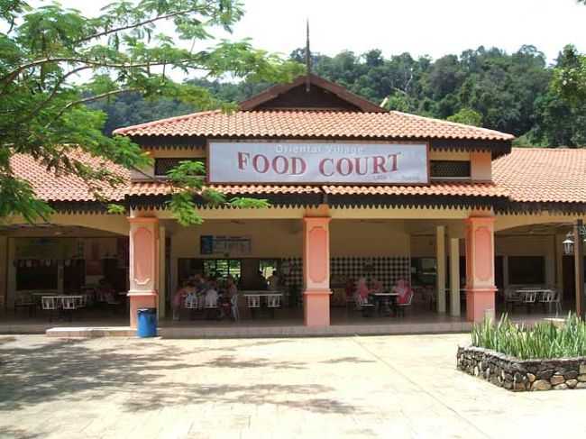 ちょっと遅めのランチはフード・コートに行ってみました。