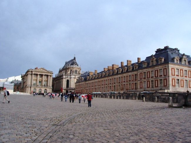 ベルサイユ宮殿が見えてきましたが、9時前だというのにすごい行列・・・<br />でもサン・ラザール駅で後輩が購入してくれていた切符と入場券のセット(21.45ユーロ)で10分ほど並んだだけで入れました