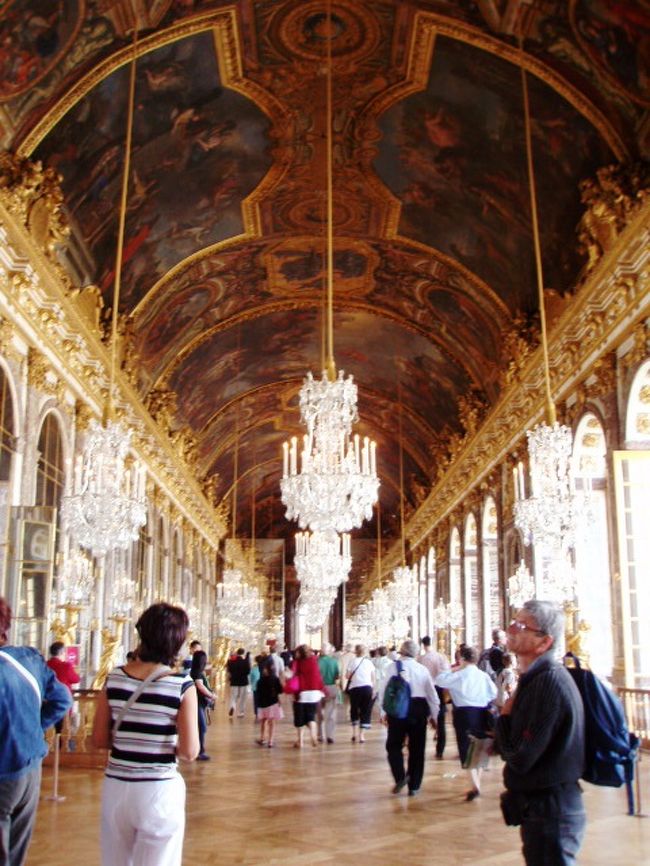 最近ようやく改修が終わった鏡の回廊です<br />やっぱりすごい人でなかなかいい写真が撮れませんでした・・