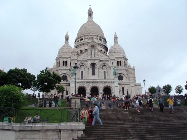 ベルサイユ宮殿を後にして次に向かったのがモンマルトルです<br />エスカレーターもあったけど、これもまた並んでいたので歩いて登りました<br />この時少し雨が降ってきました・・パリの天気は気まぐれです