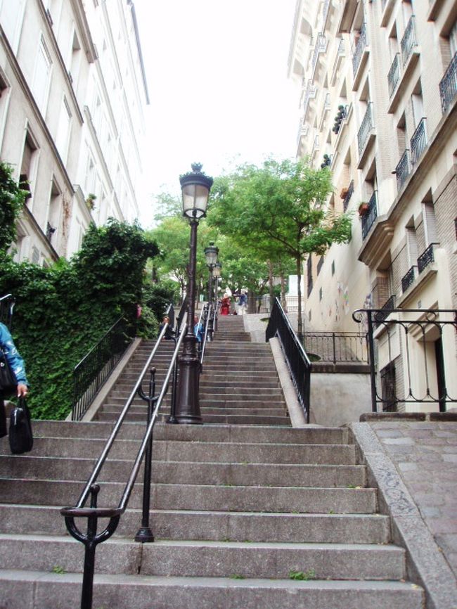 広場をウロウロした後、歩いて下まで降りました<br />この時「ムーランルージュはどこ？？」と突然フランス語で話しかけてきたおばさんに戸惑いながらも教えてあげようとしたら無視されました・・聞いてきたのになんでやねん！