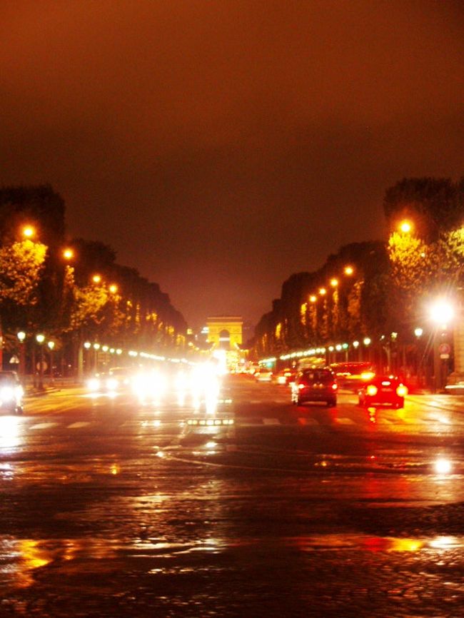 やっぱり夜景はここでしょ！ってことでコンコルド広場に来ておなじみのショット<br />傘を差しながらの撮影はぶれまくりでした・・