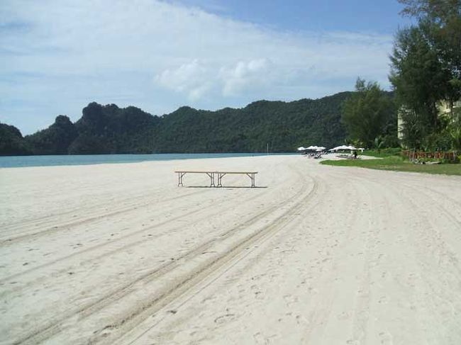 遅いランチの後はレンタカーでお約束のタンジュンルーに行ってみました。確かに砂も綺麗だしビーチの眺めはよかったです。でもここのホテルマンは宿泊者以外には慇懃無礼でとっても感じ悪かったです。