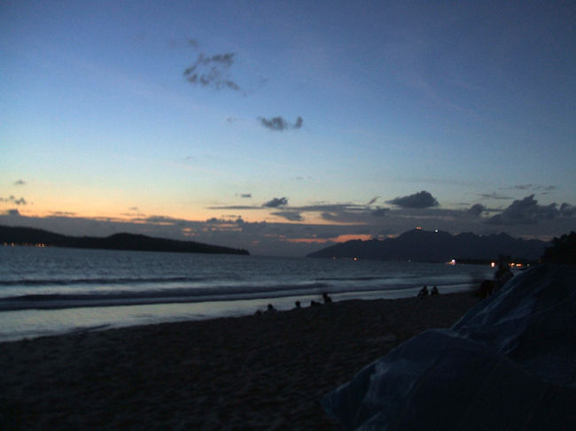 一旦宿泊先のホテルに戻ってビーチでのんびりした後は夕暮れのベストポイントを求めてパンタイテンガーに向かいましたが思ったよりも日が落ちるのが早く慌てて途中のビーチにてサンセット鑑賞。というよりも既に落ちてました。ビーチには沢山人が出て思い思いにそれを眺めてました。