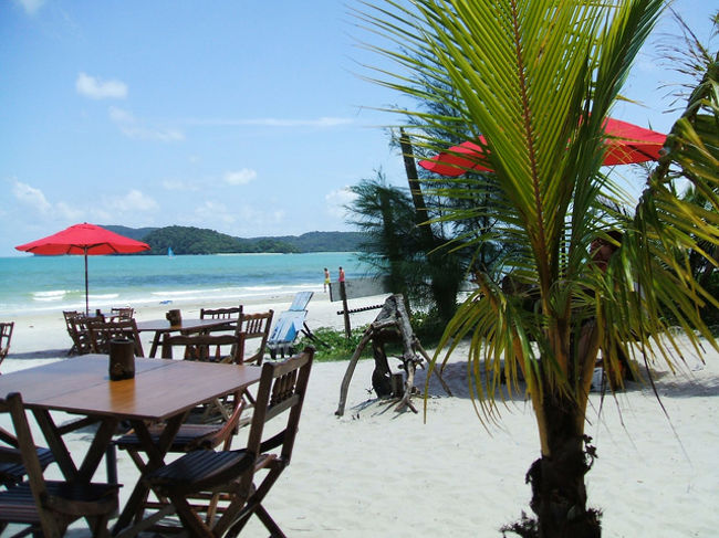 あっという間にランチタイムです、本日はビーチにテーブルを出していたこの店に決定！