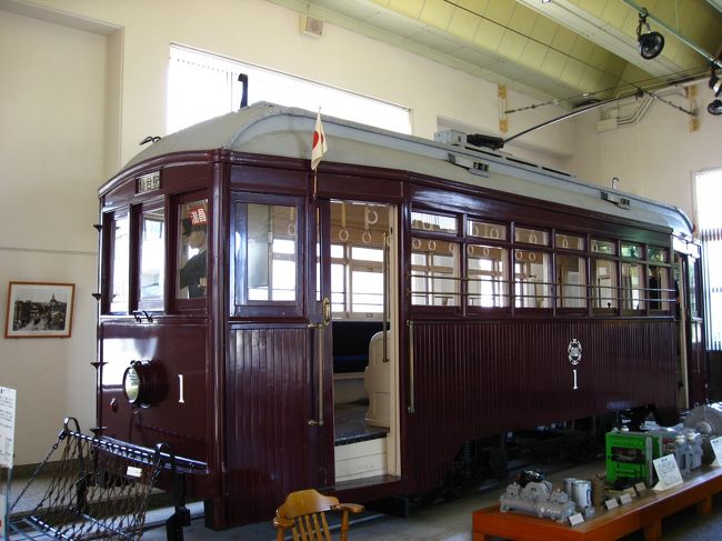 １号車（モハ１型）です。この１号車は、大正１５年９月に川崎造船所において、単価９４５０円で新造された木造四輪単車で、大正１５年１１月２５日の市電創業の時以来、戦前・戦後を通じて約４０年の永きにわたり、仙台市民の足として大いに活躍しました。このたび、「仙台市電保存館」建設に伴い、永久保存のため、富沢車庫にて再度修復工事をおこなったものです。