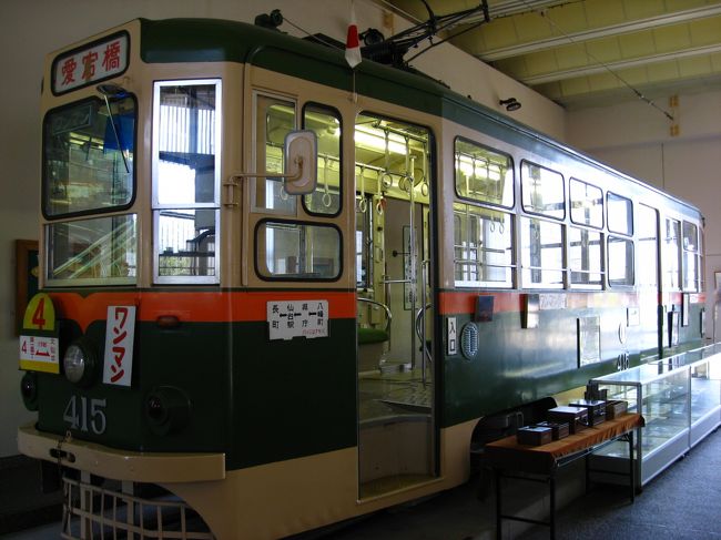 ４１５号車（モハ４００型）です。この４１５号車は、昭和３８年４月に日本車両製造所において価格８９５万円で製作された仙台市電最後の新造車です。運転と保守効率を高めるため軽量化を図る一方、自動車部品を大幅に取り入れた全鋼製二軸ボギー車で、昭和４２年１０月に経営健全化を図るため、ワンマン化改造工事を、おこなっております。同型車は、４００型と呼称し、１５両購入、うち６両は直角カルダン車です。