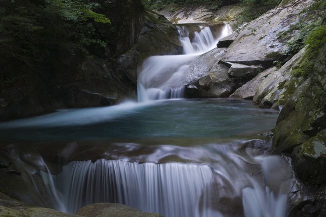 三重の滝<br />実はここまで行くのに１時間歩きました。<br />もう戻らないとペンションの夕食に間に合わなくなるので<br />なくなく引き返すこととなりました。<br />ここからさらに１時間で七つ釜五段ノ滝という美しい滝があるのですが