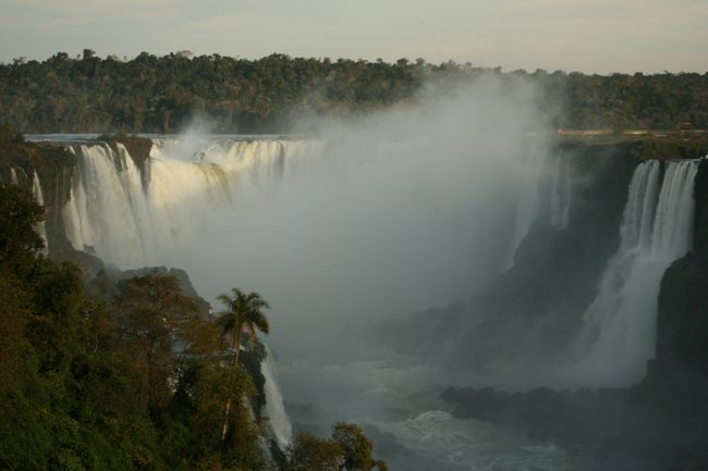 白い水煙に包まれた「悪魔ののどぶえ」