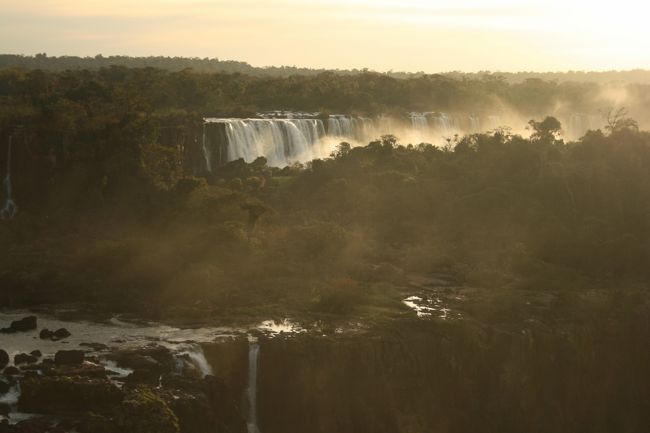 夕陽を受け水煙に包まれている。