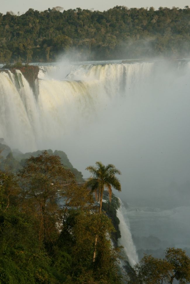夕陽を浴びる「悪魔ののどぶえ」付近の景観。<br />