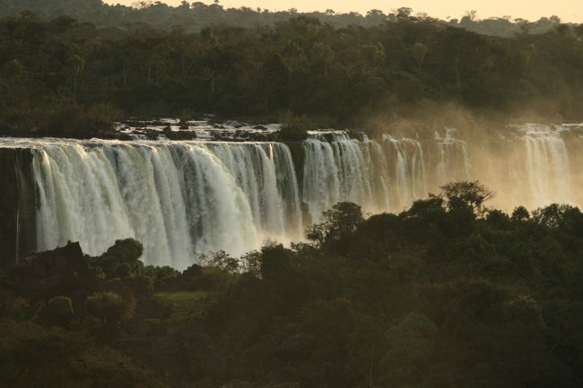 夕陽を浴びる滝のカーテン。
