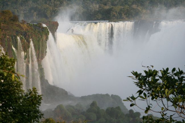ここからはブラジル側から見た、夕暮れ時のイグアスの滝を見ることにします。<br />以下の写真を見ていて、自然の偉大さ素晴らしさにただひれ伏すしかないと感じました。